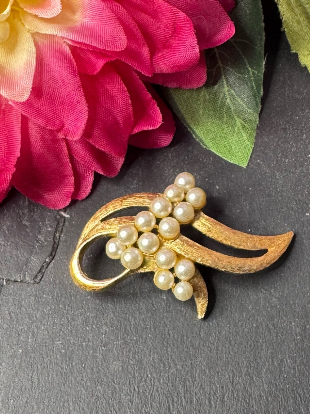 Vintage Gold-Tone Pearl Cluster Brooch - Elegant Women’s Jewelry